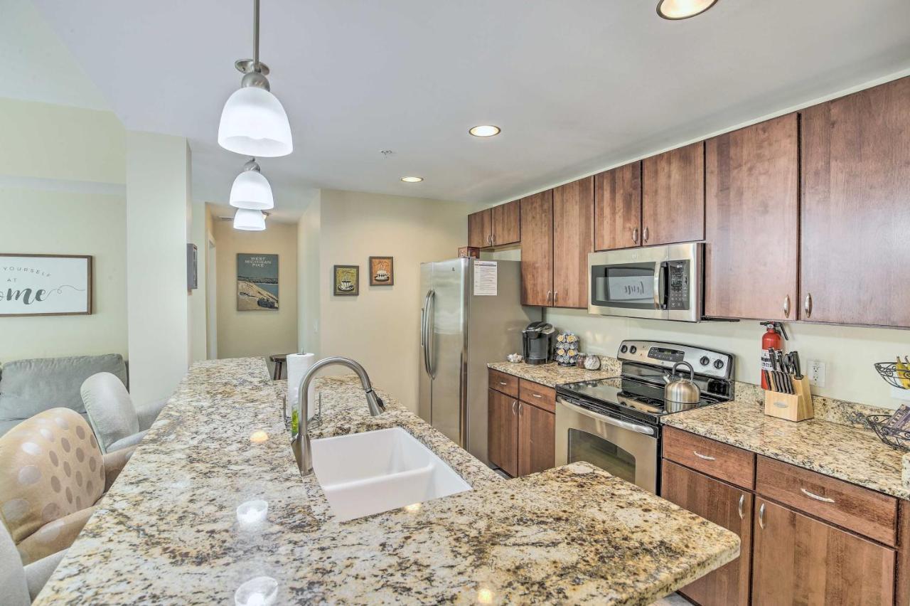 With Patio Less Than 1 Mi To Downtown Apartment *