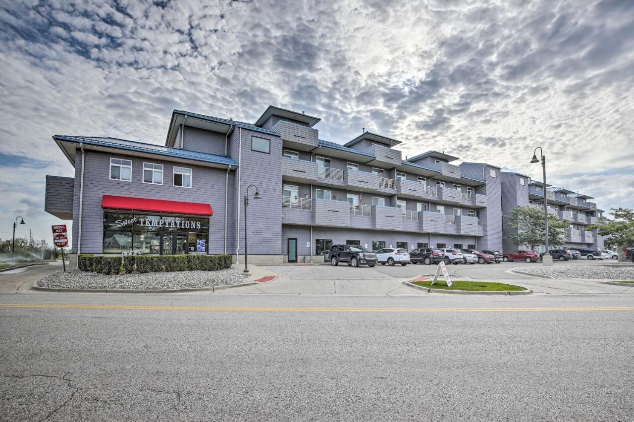 With Patio Less Than 1 Mi To Downtown Apartment *